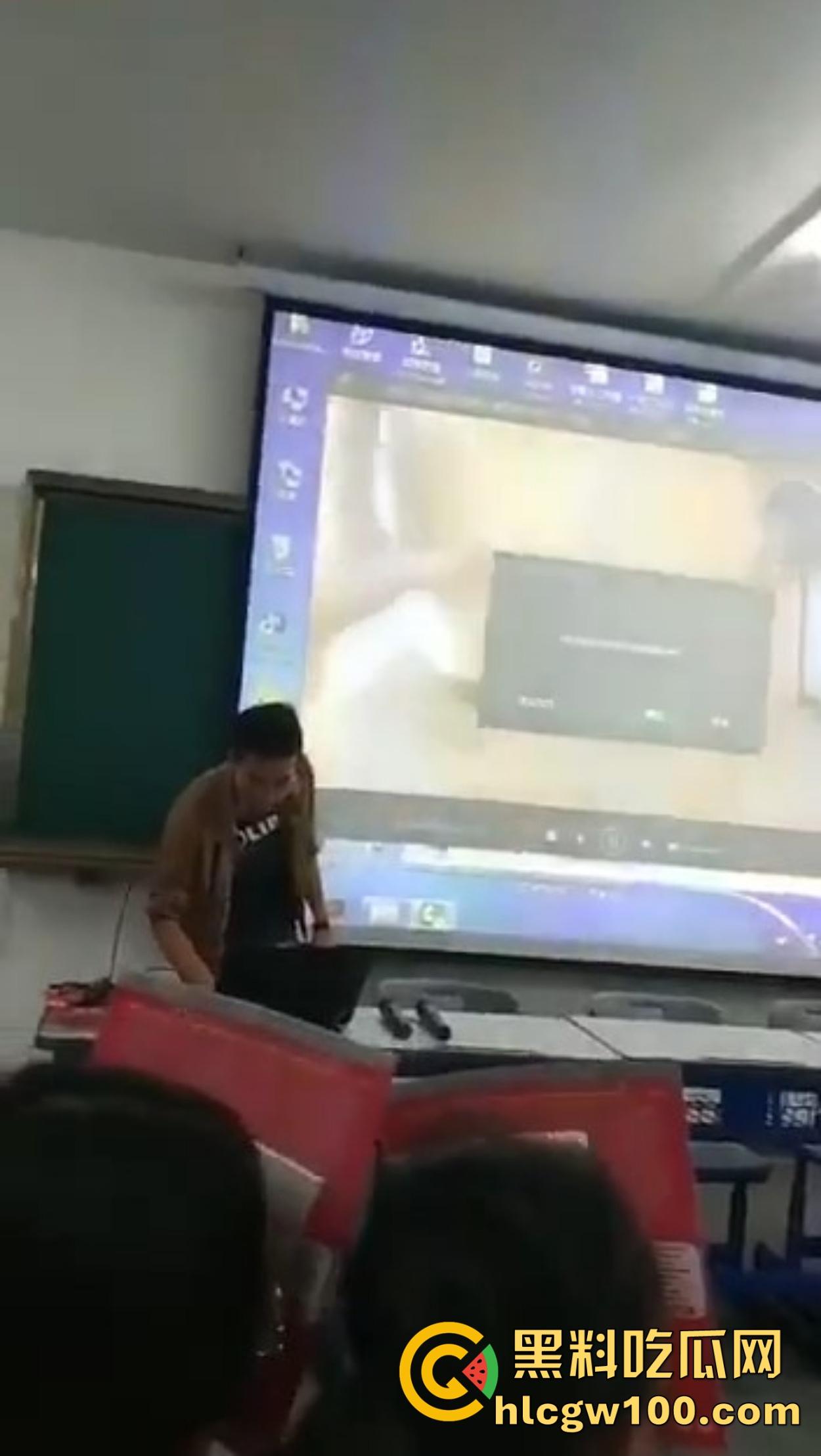 西安二中课堂播放A片事故，PPT切错引全班狂欢，女生羞红脸，男生暗地狂笑！-7