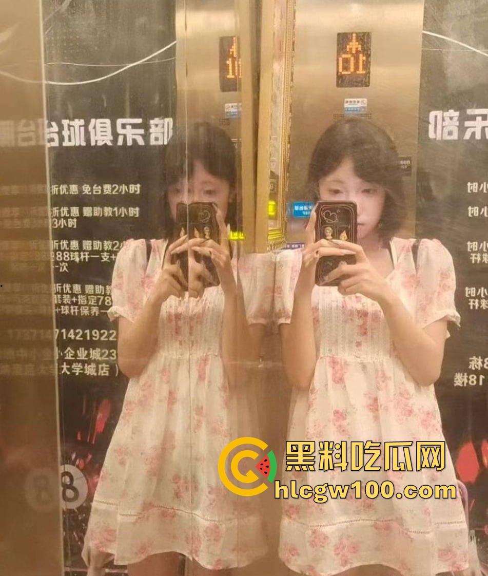 19岁学生骚婊【邵丽燏】土豪网调视频流出，乖乖掰逼拍内裤完成羞耻任务，小母狗本色暴露，真他妈骚到极致！-12