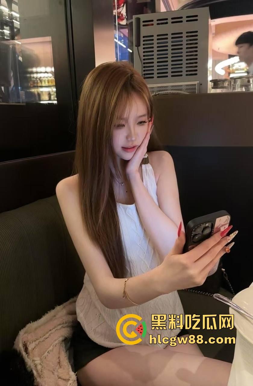 广东20岁抖音小骚货【yona】嫩逼开秀,肉丝裹腿视频求操，掰穴自慰粉鲍嫩得滴水！-5