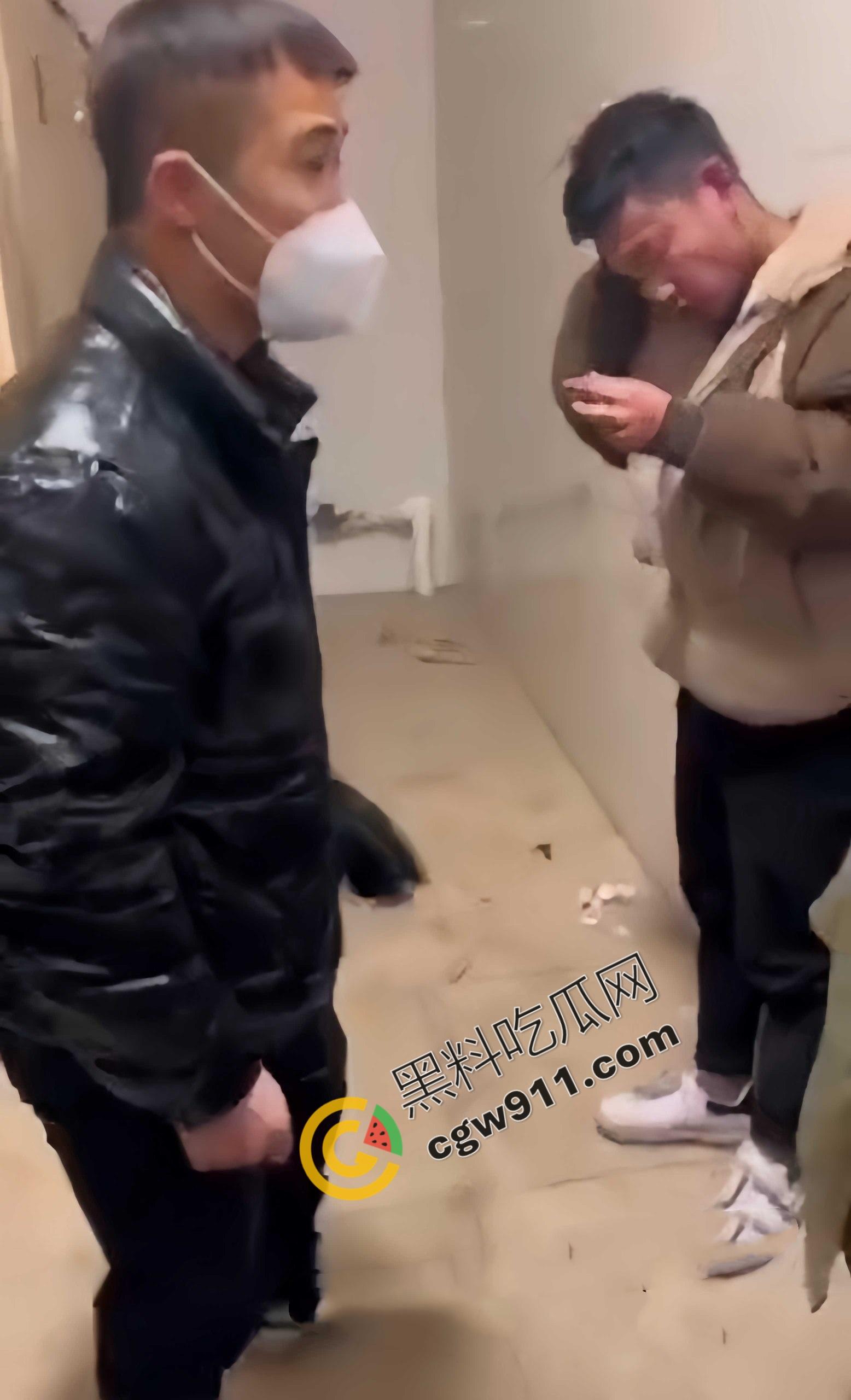 丈夫公厕怒抓出轨妻子： 奸夫被暴揍头破血流，妻子惊慌失措，网友纷纷点赞“真男子汉”-1