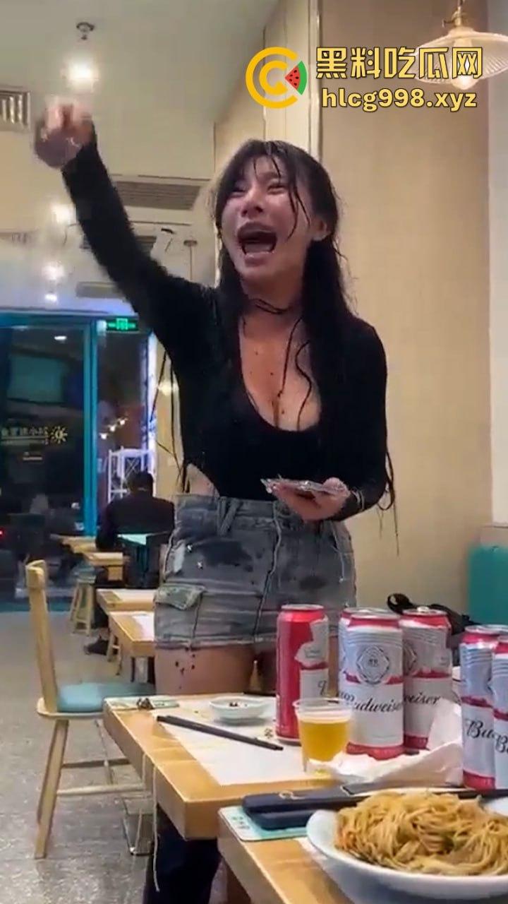 上海俩美女饭店打架下手忒狠 全然不知走光被偷拍 黑衣服这是奶子是真的吗？-8