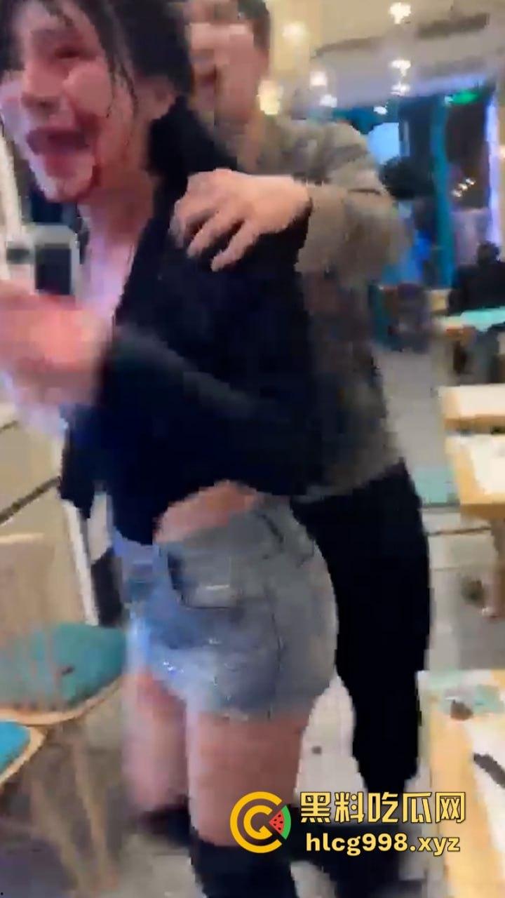 上海俩美女饭店打架下手忒狠 全然不知走光被偷拍 黑衣服这是奶子是真的吗？-11