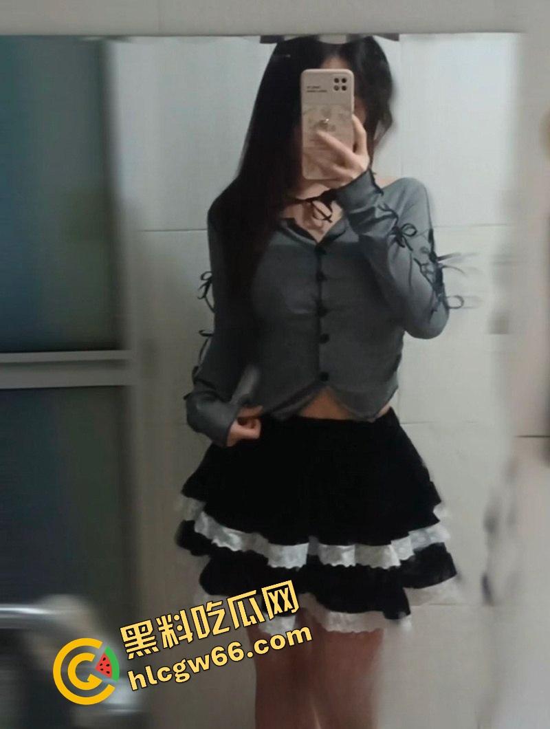 山东临沂大学巨乳学妹【徐婕】胸大无脑成炮友提款机，粉嫩紧穴夹到爆，手交挡精母狗命摆烂了！-1