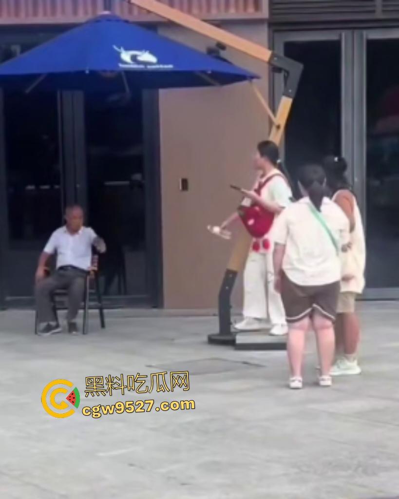 河北麦当劳门口集美发癫，对着大爷拍照，大爷拉了一把说别拍我，然后坐地上撒波打滚，真是泼妇啊！-2