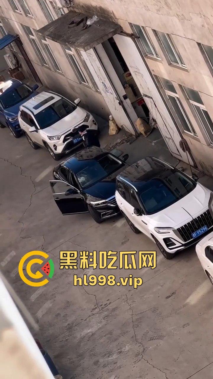 天津丈夫怀疑老婆出轨怒砸车，老婆吓得弃车逃跑！掏出自制手枪开火，枪声堪比沙鹰，建国后还敢造枪！-11