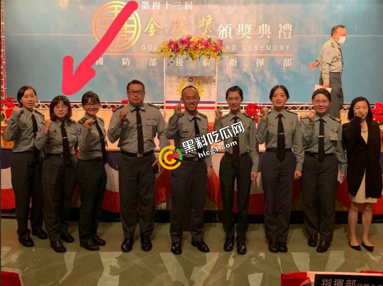 台湾超正女士官李语涵 遭爆兼职赚外快 高冷女警官一脸淫荡让你带上套套  要顶不住了-2