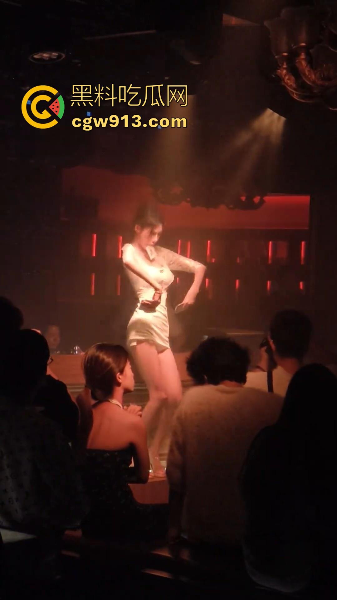 纸醉金迷的夜生活难怪这么上瘾，有钱人玩得就是开放，平时得不到的极品女神，在这只是泄欲工具！-1