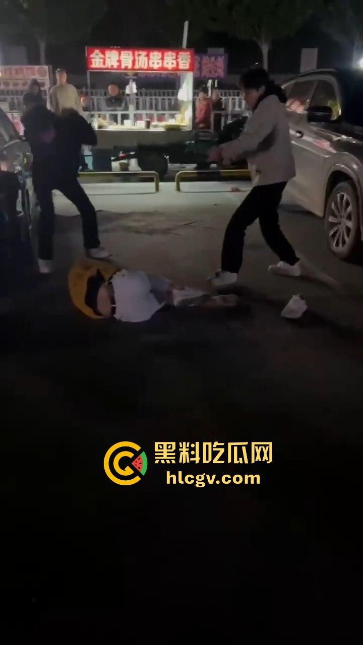 停车场上演钢管群殴！精神小伙围殴他人，结果双拳难敌四手被爆头倒地护头求饶！-1