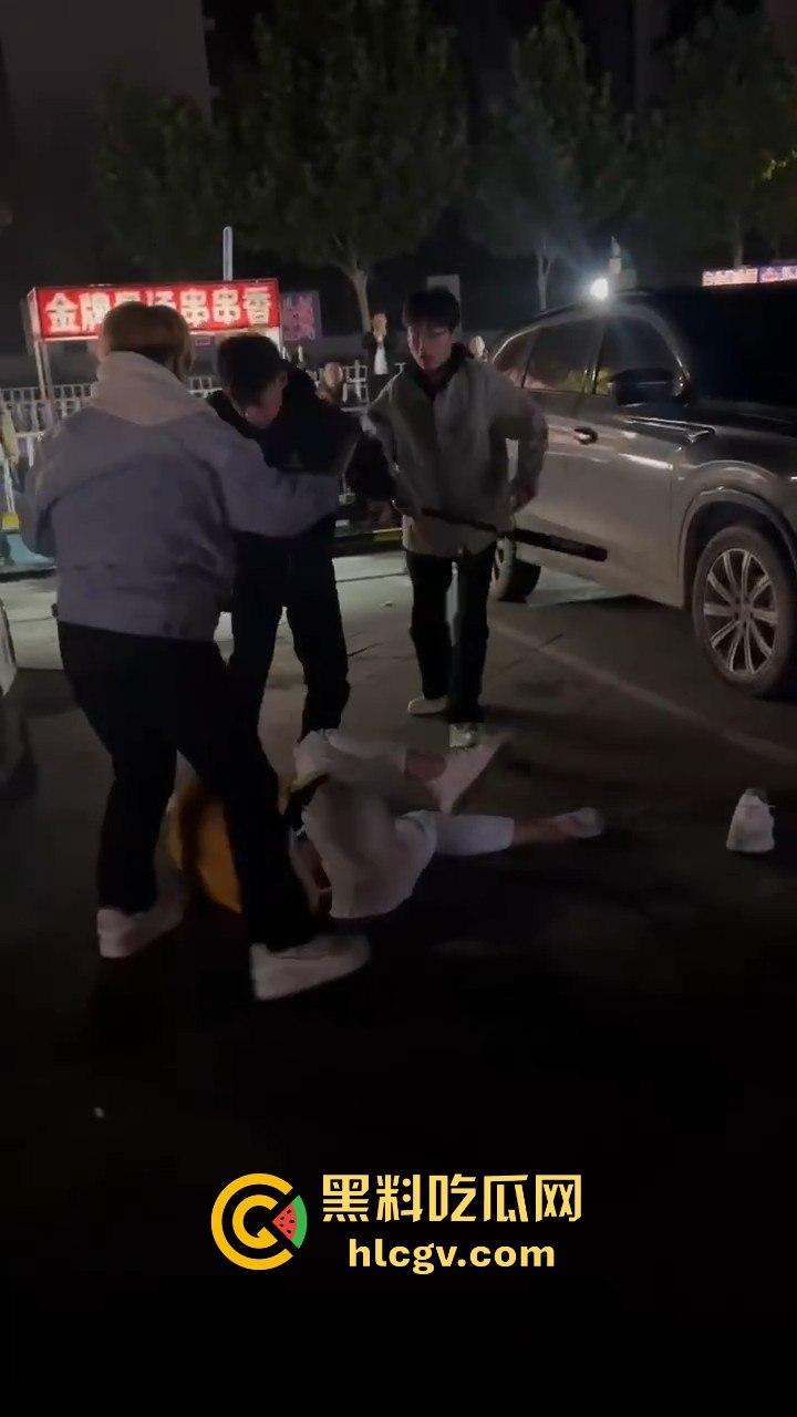 停车场上演钢管群殴！精神小伙围殴他人，结果双拳难敌四手被爆头倒地护头求饶！-5