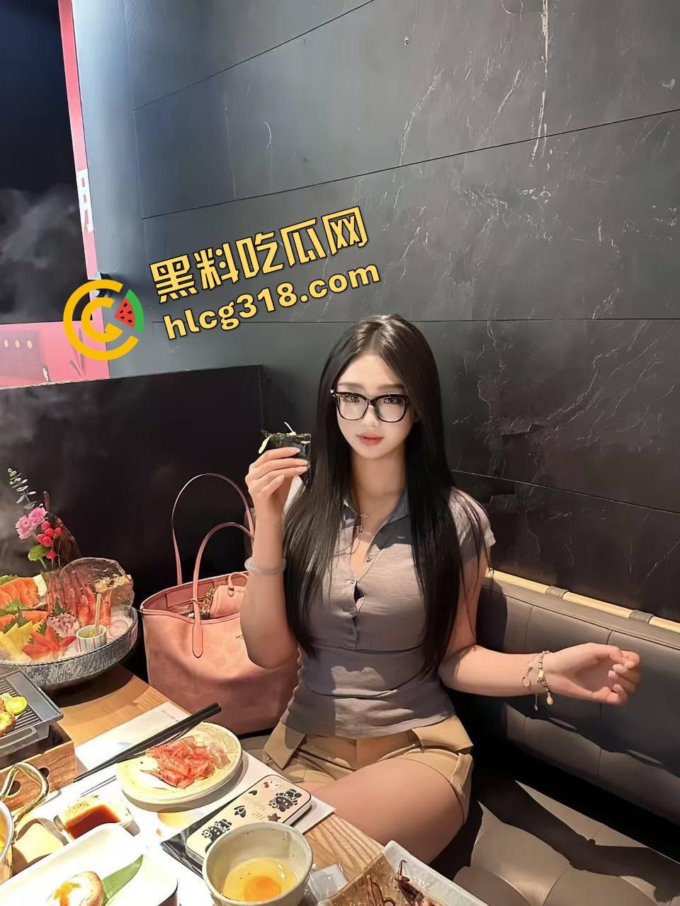 本想帮隔壁妹子炒个菜，结果她光身子出来说调料在高处，刚抱起来就干上了，出租屋啪啪太带感！-3