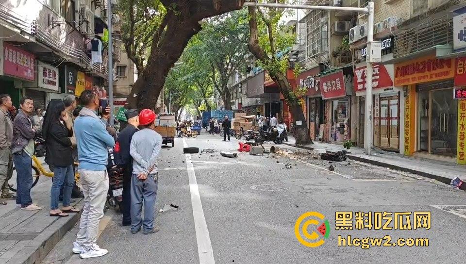 广州海珠区持刀男子与警察对峙，结果寡不敌众被撂倒，这街头硬汉就这？-3