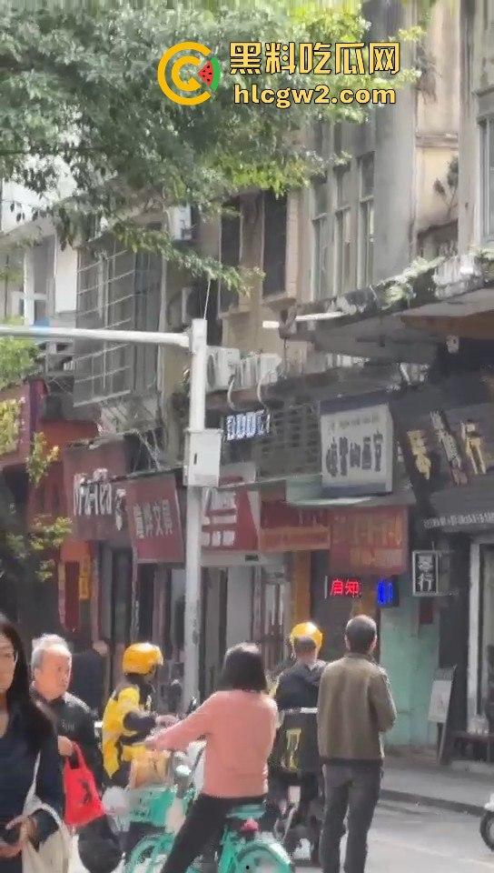 广州海珠区持刀男子与警察对峙，结果寡不敌众被撂倒，这街头硬汉就这？-7