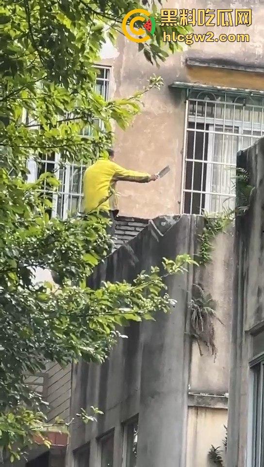 广州海珠区持刀男子与警察对峙，结果寡不敌众被撂倒，这街头硬汉就这？-8