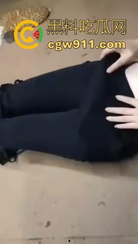 低俗直播惩罚！快手女主播连麦pk，败者惩罚榴莲皮扎逼，助手拿着拖鞋用力猛敲，看得人都觉得疼！-4