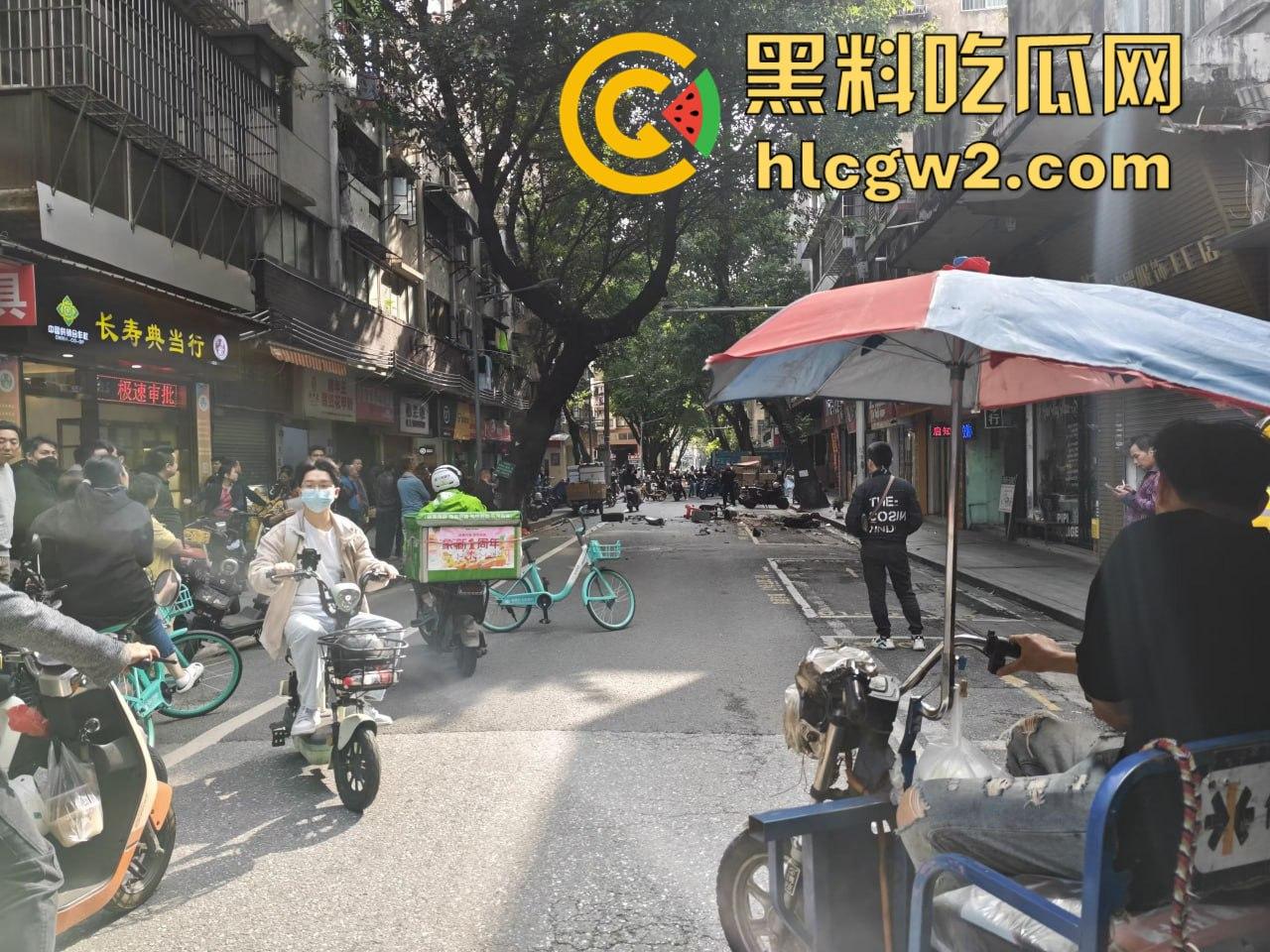 广州海珠区持刀男子与警察对峙，结果寡不敌众被撂倒，这街头硬汉就这？-11