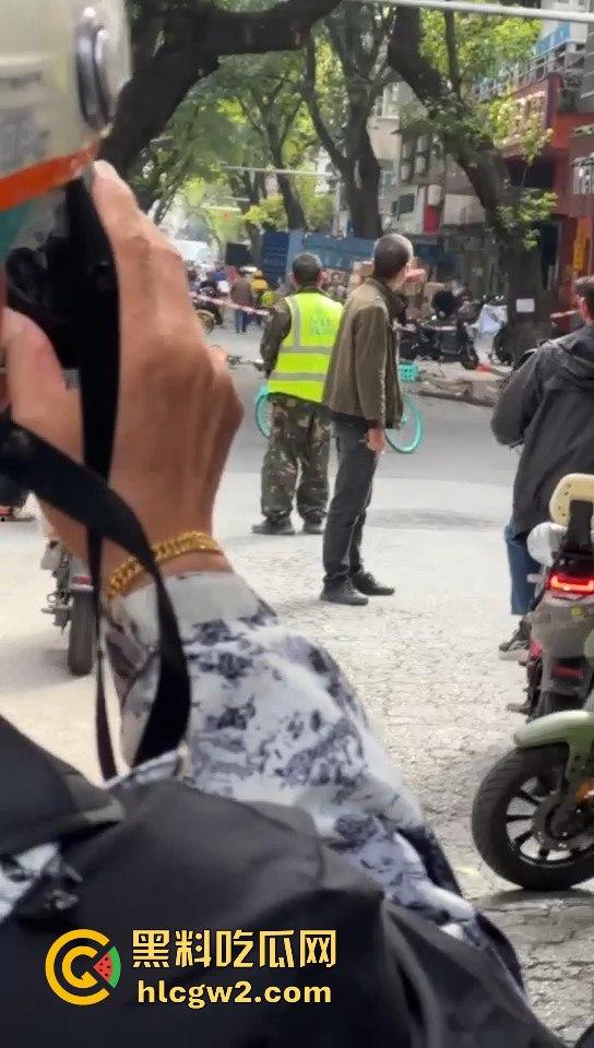 广州海珠区持刀男子与警察对峙，结果寡不敌众被撂倒，这街头硬汉就这？-13