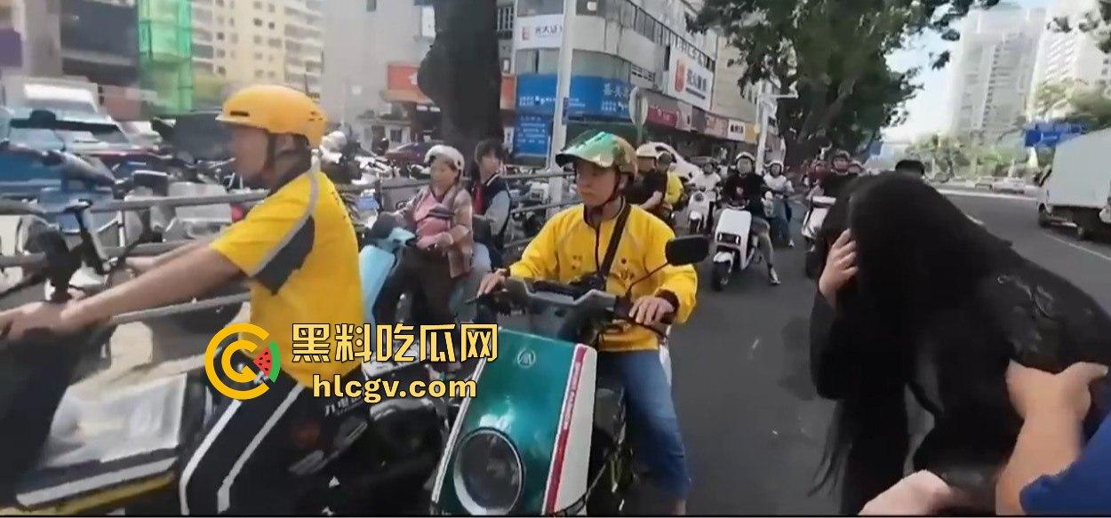 小哥新买电动车上路被3人行喝嗨了的撞飞，妹子砸在围栏上懵了，身材比脸吸睛！-8