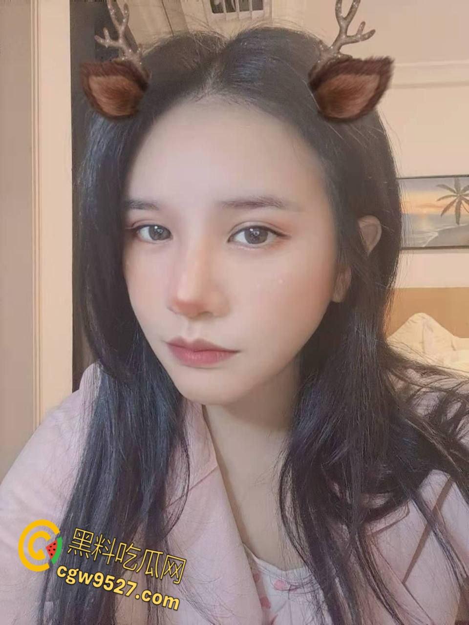 湖南女销售【苏美娜】，瞒着男友和客人多人运动，前后夹击三洞齐开，从肛塞到整个肉棒插入一脸的享受 !-2