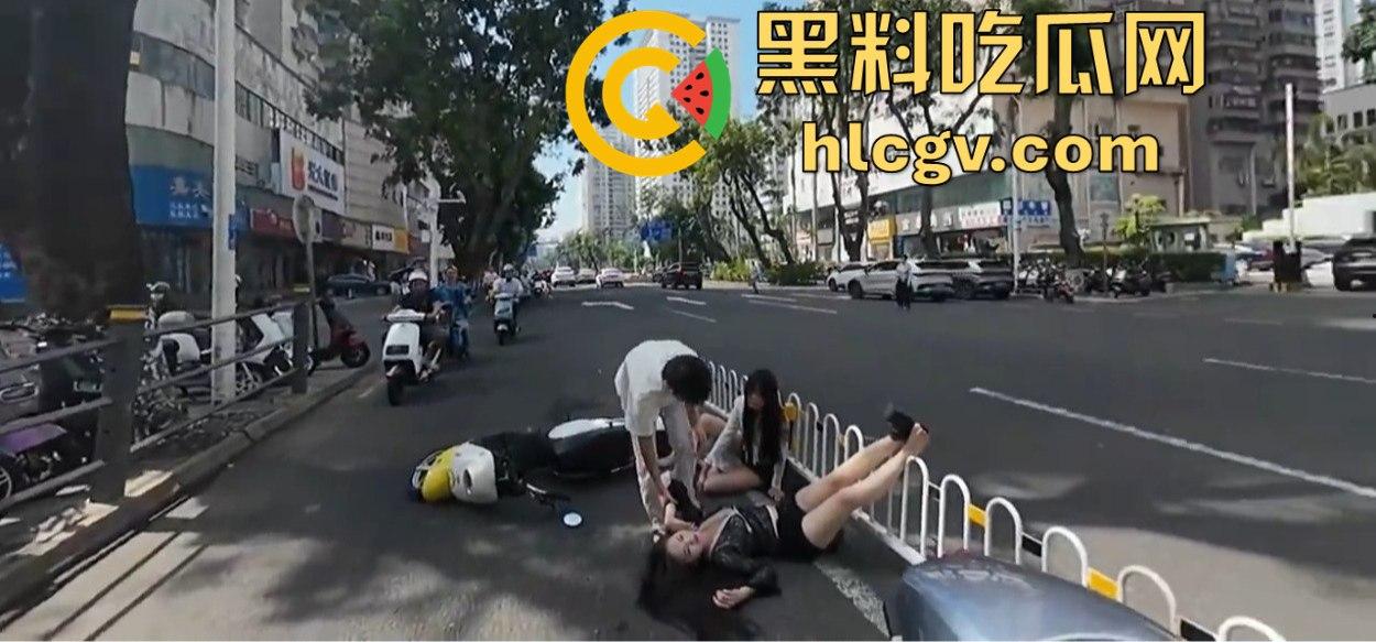 小哥新买电动车上路被3人行喝嗨了的撞飞，妹子砸在围栏上懵了，身材比脸吸睛！-17