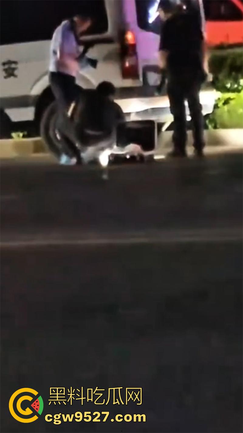 山东恐怖杀人现场，诸城东外环润家园附近，一男子杀人后，将其头颅砍下来，直接放在马路中间！-7