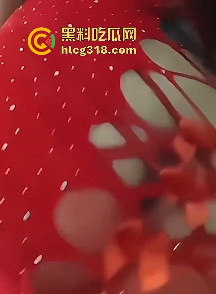 B站高颜值微胖网红【BB卡】定制大尺度私拍曝光！露点巨奶性感翘臀，红色战袍搔首弄姿，诱惑力十足-11