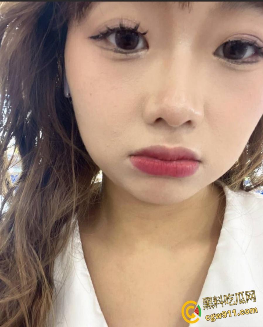 郑州经贸大学【刘彤彤】， 高颜值极品身材，穿上情趣内衣对镜口交，被金主包养当母狗，反差感十足！-5