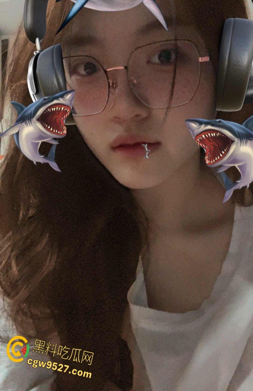 极品巨乳高三卫校女生，在宿舍偷偷自慰揉奶，偷感十足小小年纪就玩的这么刺激，嫩逼太欠操了 !-3