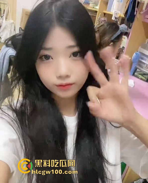 广东珠海学院骚货【朱梅】被包养，嫩穴插到快变黑，后入太爽让人顶不住，舔鸡巴求射嘴里，屁股翘得太让人上瘾！-3