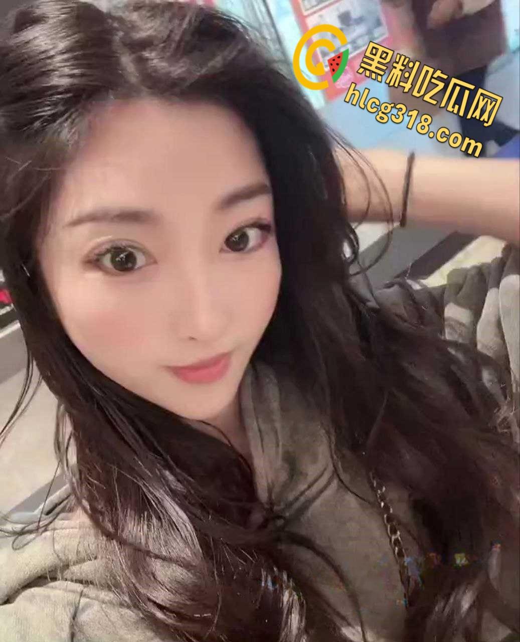 台湾ins博主【尼腻】在车上玩露出，被司机拍照拿来威胁女主，看到司机大屌后立马同意！-3