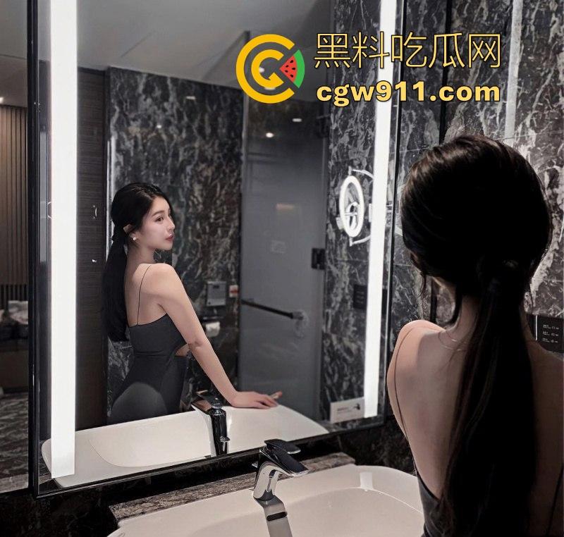 约炮深圳高颜值白领，极品模特身材，车上卖力口交，酒店无套爆操，极其反差淫荡的骚逼一枚！-2