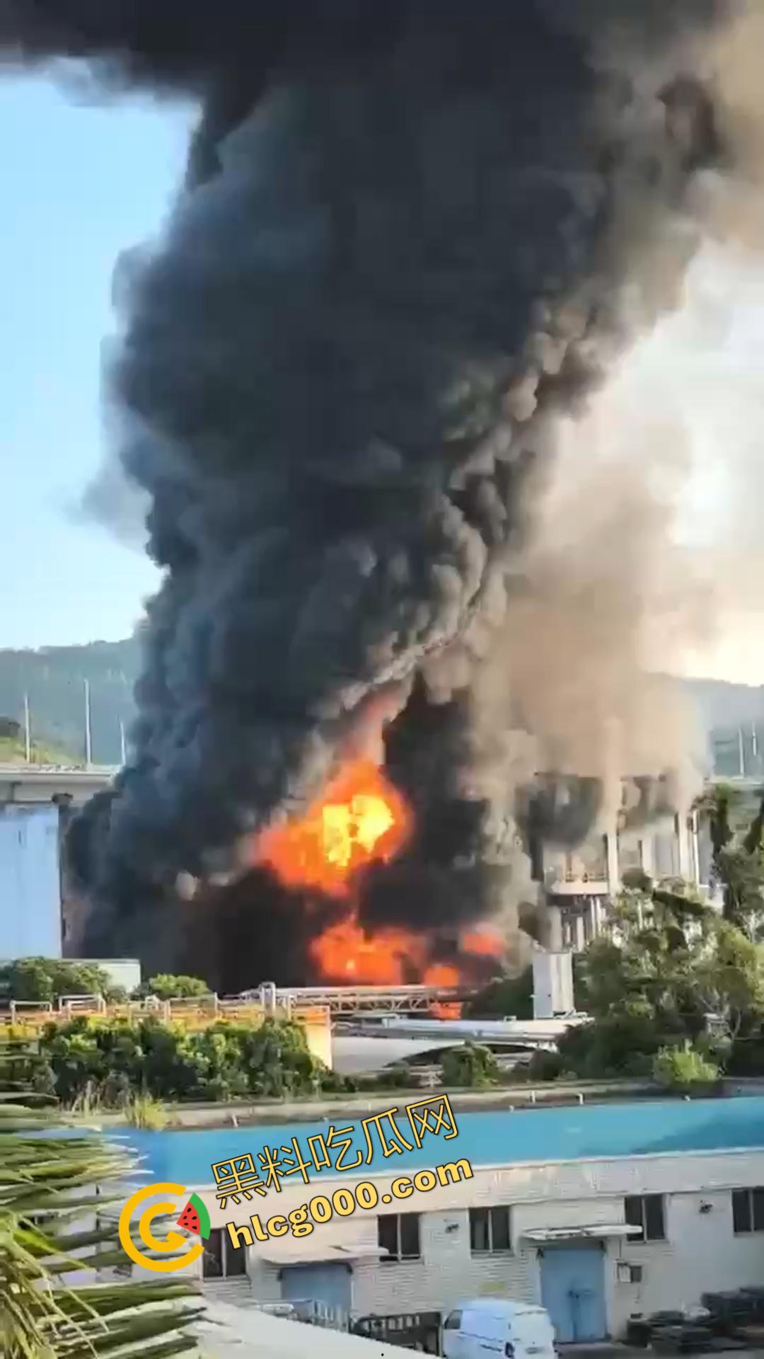 厦门海沧区发生重大火灾！从白天烧到晚上，画面震憾堪比导弹爆炸，蘑菇云不断冒出，惹得人心惶惶-1