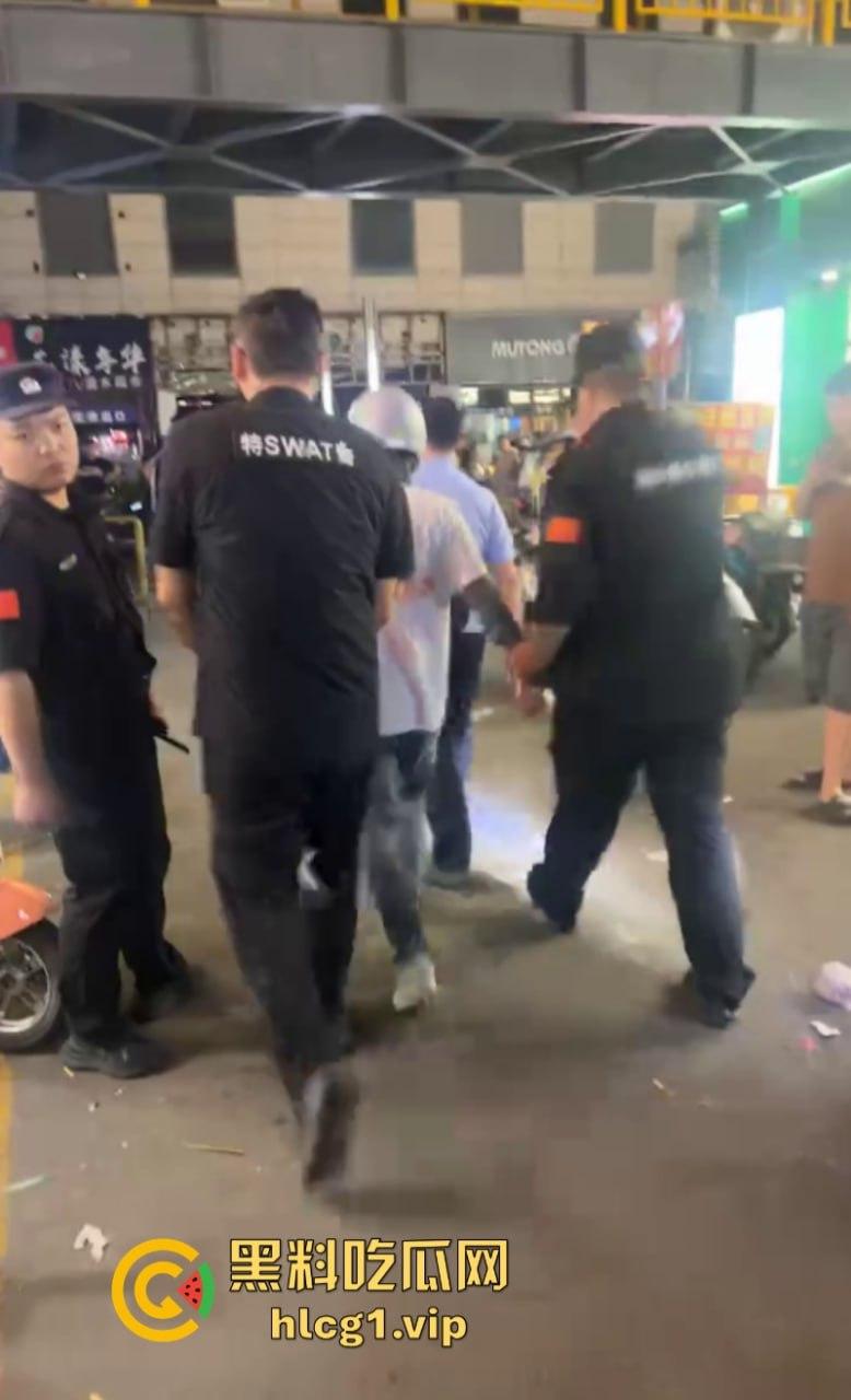 江苏宿迁蓝天市场外卖员等餐太久 拿刀刺杀饭店老板现场血流成河！-7