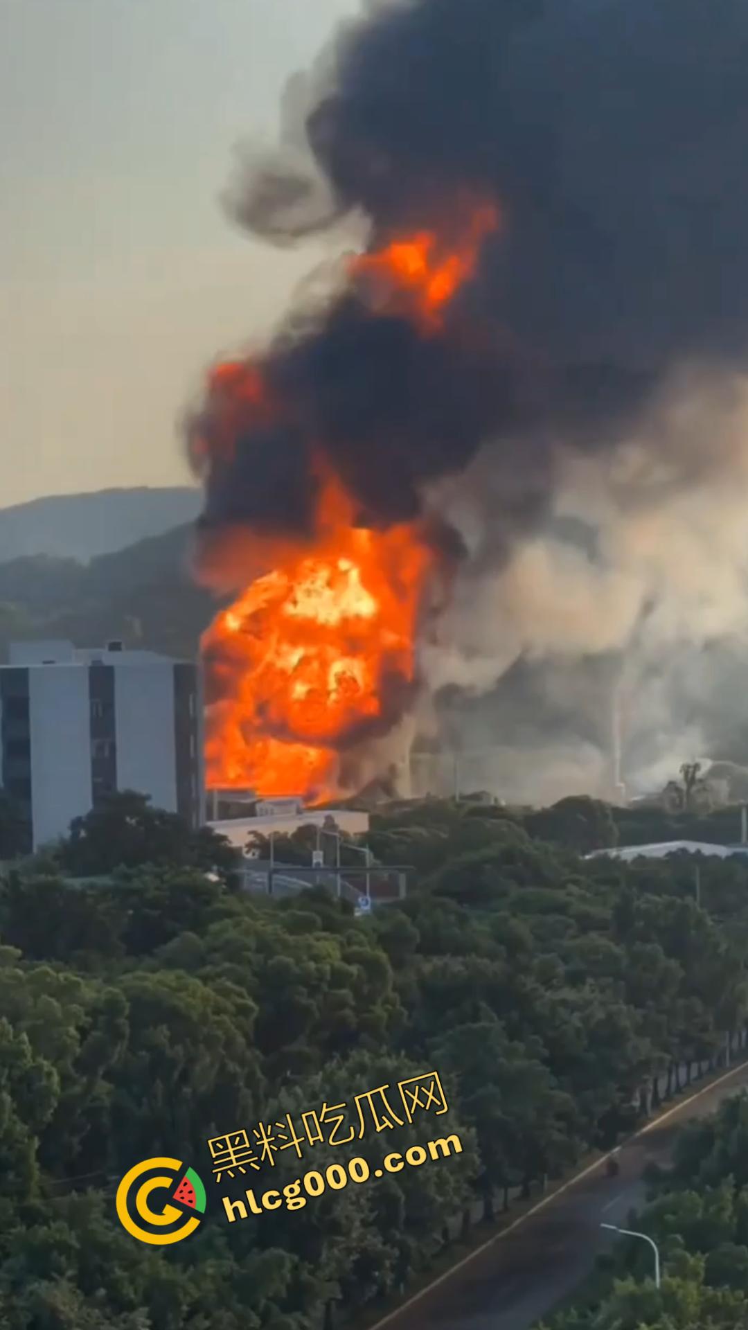 厦门海沧区发生重大火灾！从白天烧到晚上，画面震憾堪比导弹爆炸，蘑菇云不断冒出，惹得人心惶惶-2
