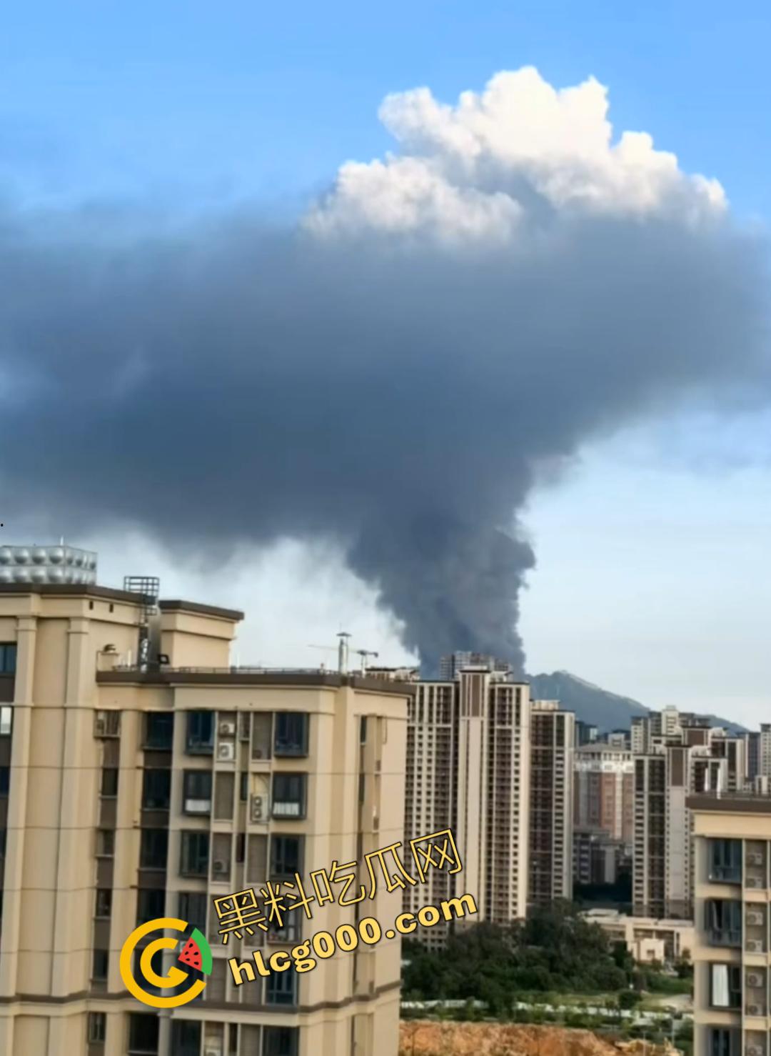 厦门海沧区发生重大火灾！从白天烧到晚上，画面震憾堪比导弹爆炸，蘑菇云不断冒出，惹得人心惶惶-3