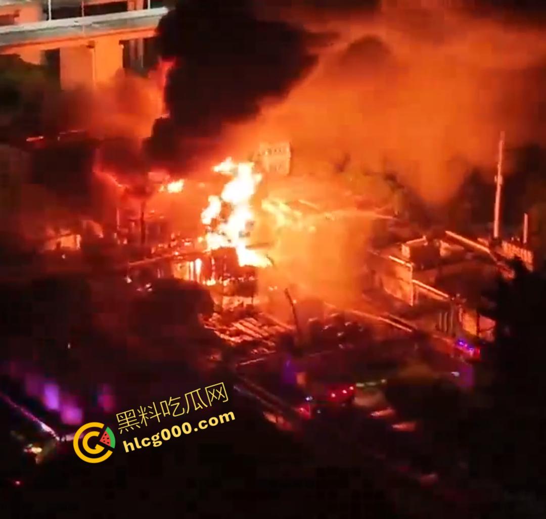 厦门海沧区发生重大火灾！从白天烧到晚上，画面震憾堪比导弹爆炸，蘑菇云不断冒出，惹得人心惶惶-4