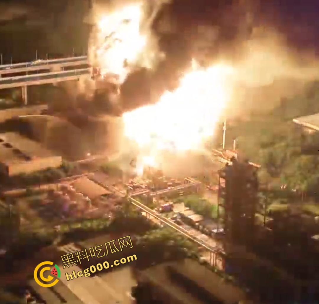 厦门海沧区发生重大火灾！从白天烧到晚上，画面震憾堪比导弹爆炸，蘑菇云不断冒出，惹得人心惶惶-6