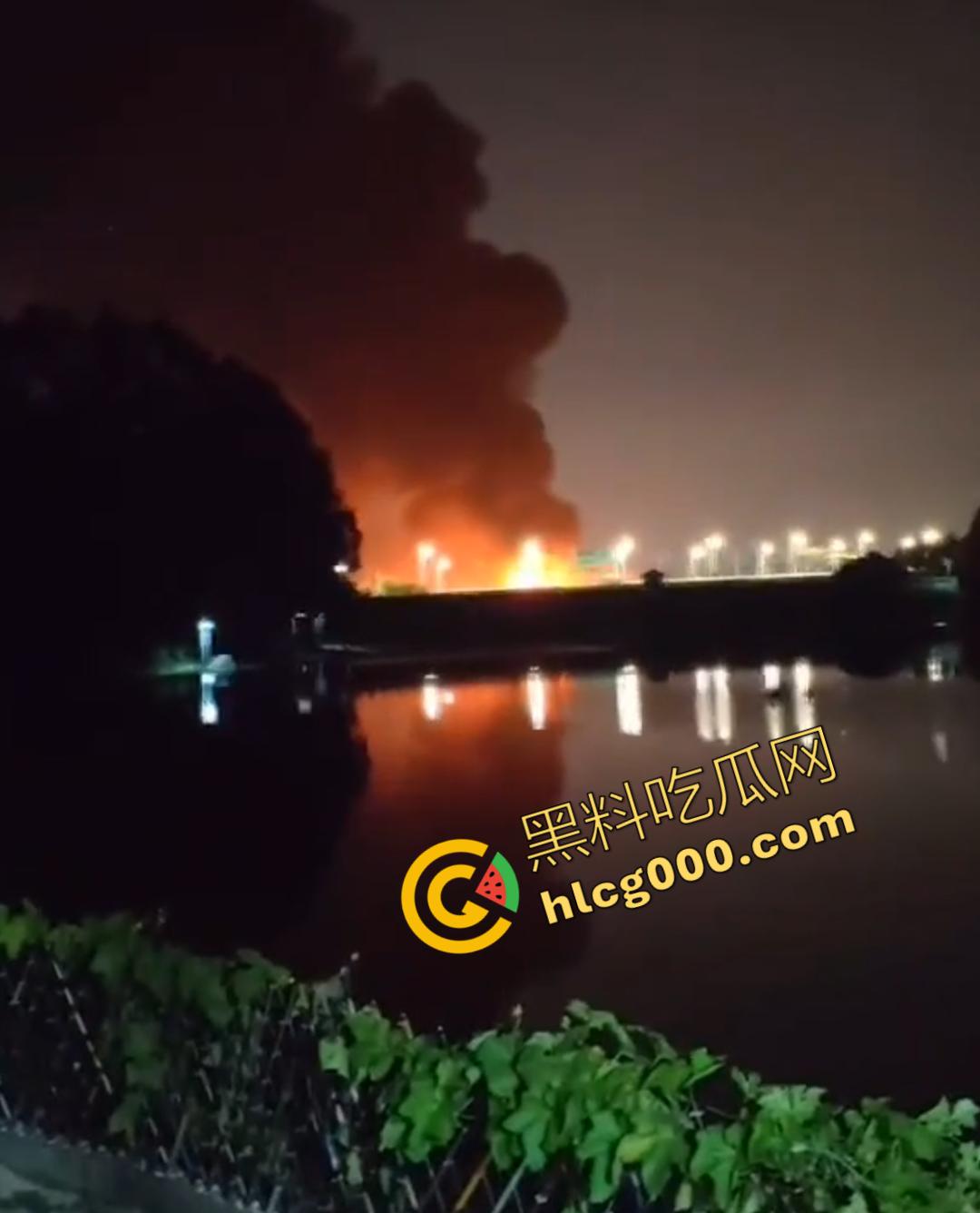 厦门海沧区发生重大火灾！从白天烧到晚上，画面震憾堪比导弹爆炸，蘑菇云不断冒出，惹得人心惶惶-7