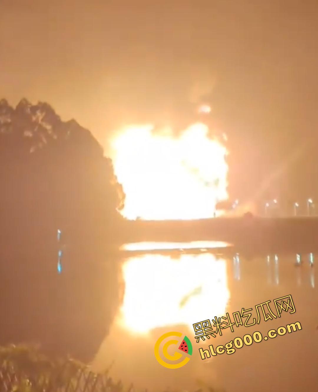 厦门海沧区发生重大火灾！从白天烧到晚上，画面震憾堪比导弹爆炸，蘑菇云不断冒出，惹得人心惶惶-8