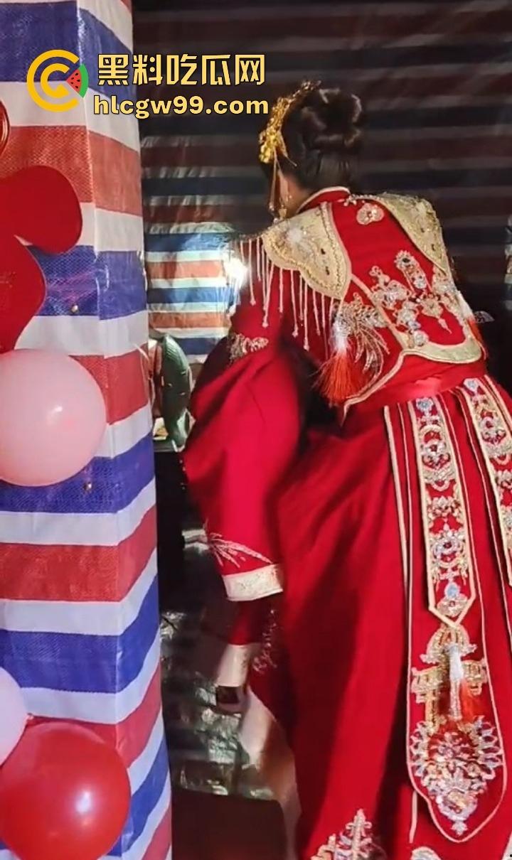 婚房穷成这样还愿意嫁？编织袋糊墙和光秃秃一张床，新娘表情仿佛欠了八百万，这是真爱还是被绑架？-4