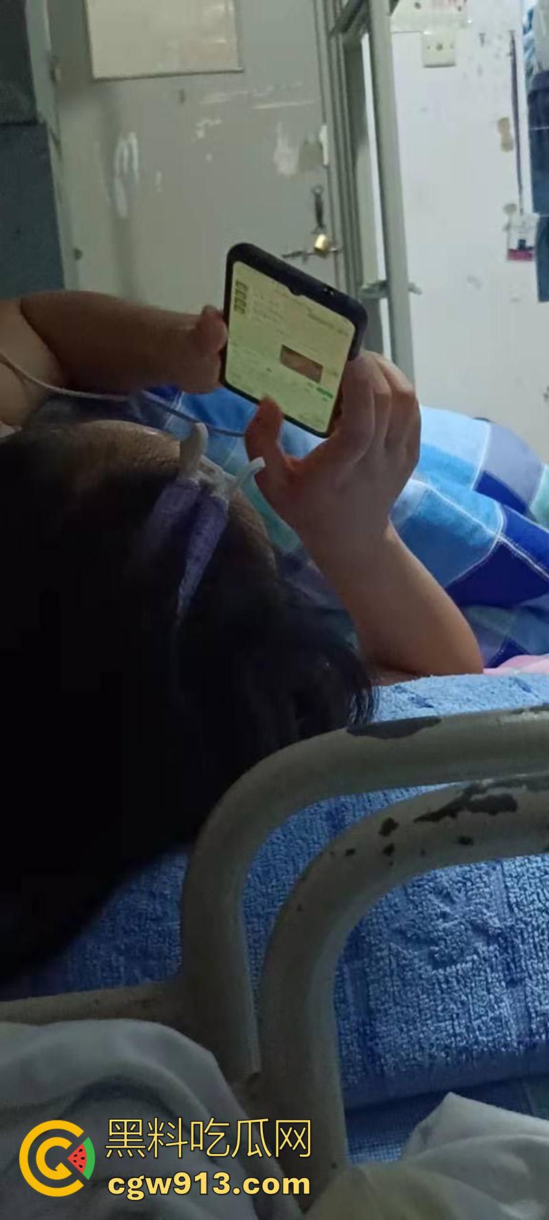 女生宿舍偷拍室友发骚，被窝里自拍小穴给网友，看来是憋坏了啊，果然表面再清纯，私下也是骚逼！-2