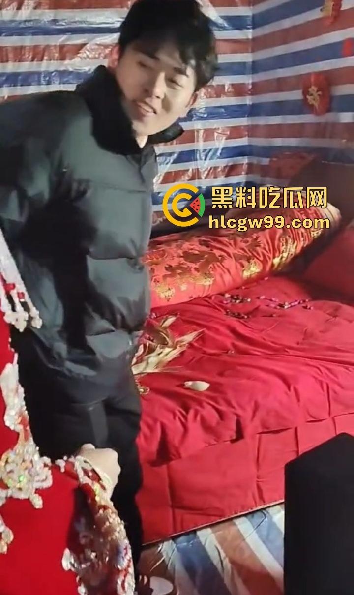 婚房穷成这样还愿意嫁？编织袋糊墙和光秃秃一张床，新娘表情仿佛欠了八百万，这是真爱还是被绑架？-7