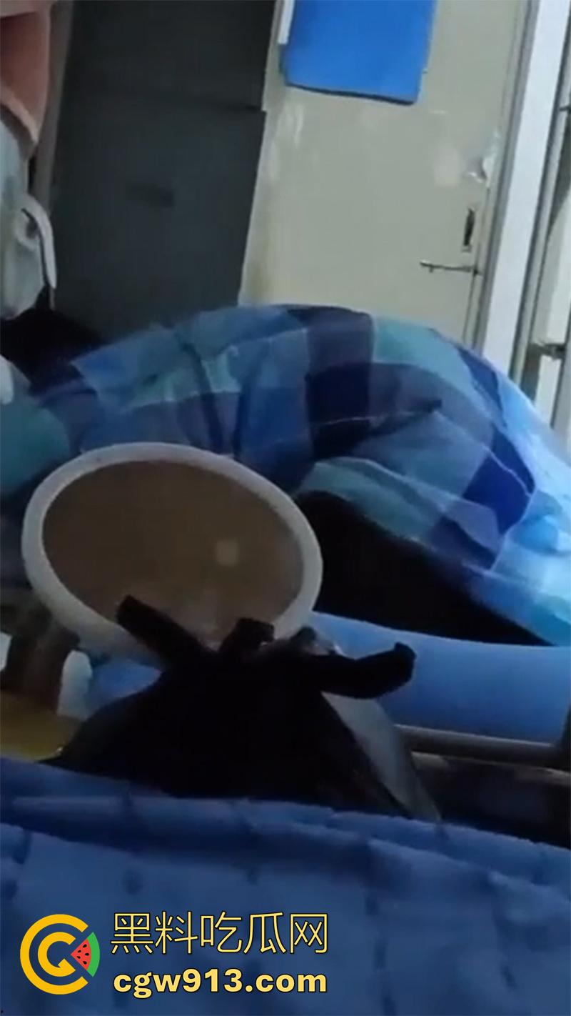 女生宿舍偷拍室友发骚，被窝里自拍小穴给网友，看来是憋坏了啊，果然表面再清纯，私下也是骚逼！-6