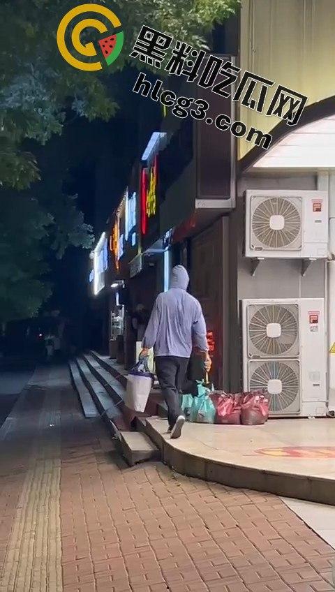 山东青岛周六福金店惊险抢劫案！十分钟内特警到场，这年头还有人敢动金店？-1