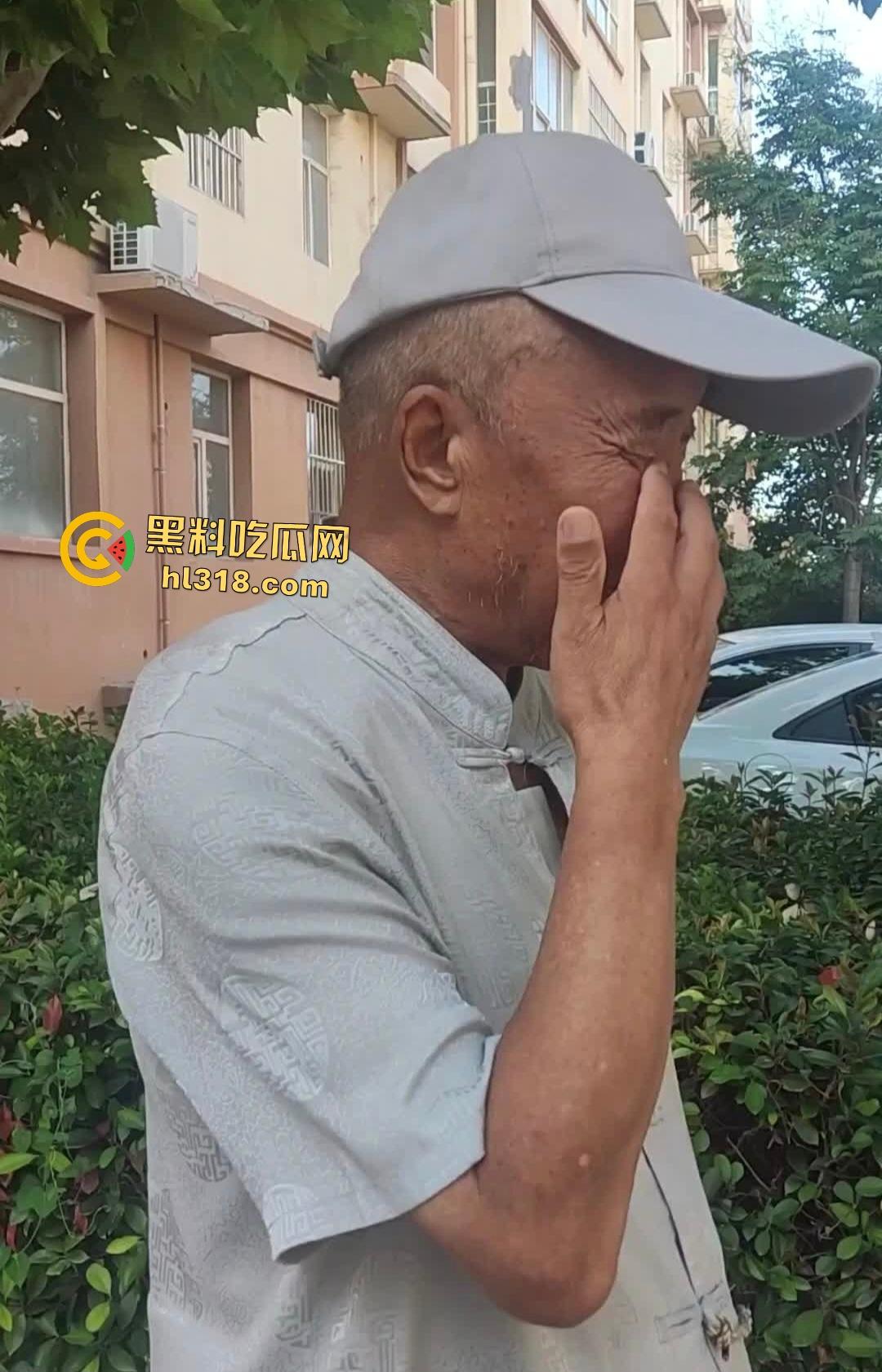 大爷人老但淫欲不老！成人用品店狂操玩偶，射完还要再战，柜上还有个玩偶看戏，心想不要过来啊！-1