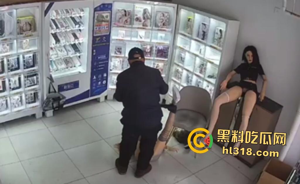 大爷人老但淫欲不老！成人用品店狂操玩偶，射完还要再战，柜上还有个玩偶看戏，心想不要过来啊！-3