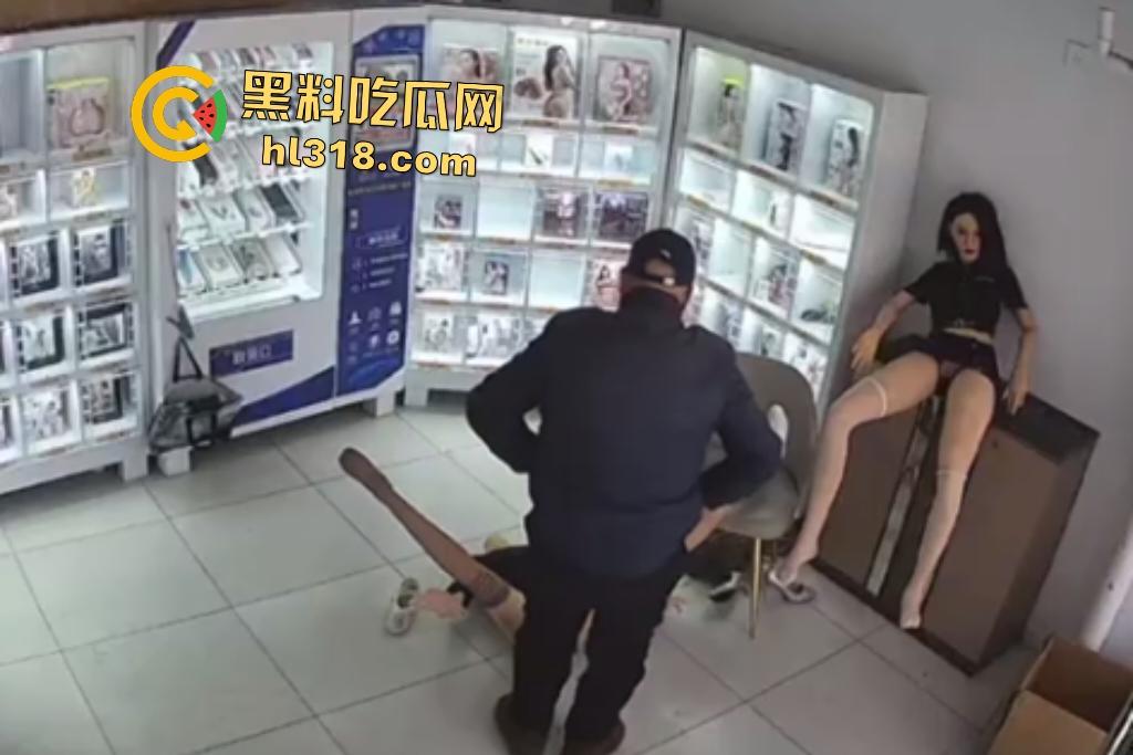 大爷人老但淫欲不老！成人用品店狂操玩偶，射完还要再战，柜上还有个玩偶看戏，心想不要过来啊！-6