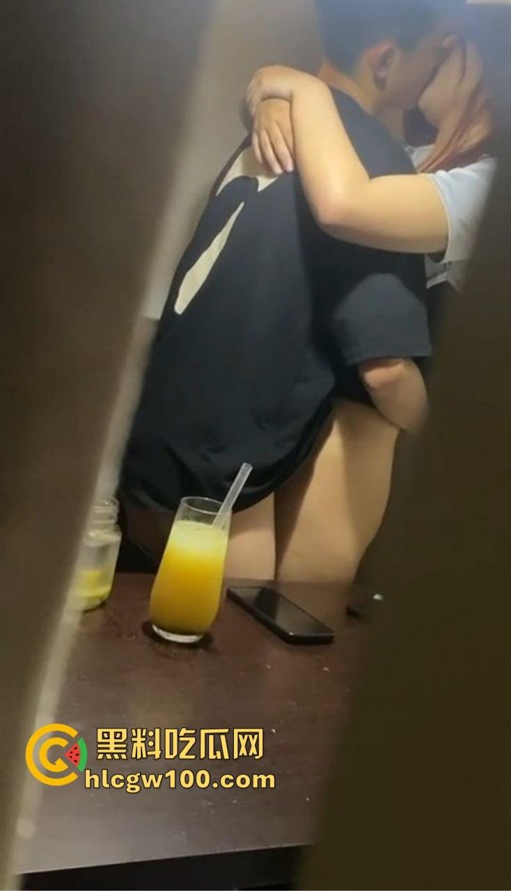 奶茶店上演学生激情啪啪直播大曝光，四川雅安白丝JK校服高中妹忘拉窗帘，被全程偷拍娇喘声浪到奶茶洒一桌！-7