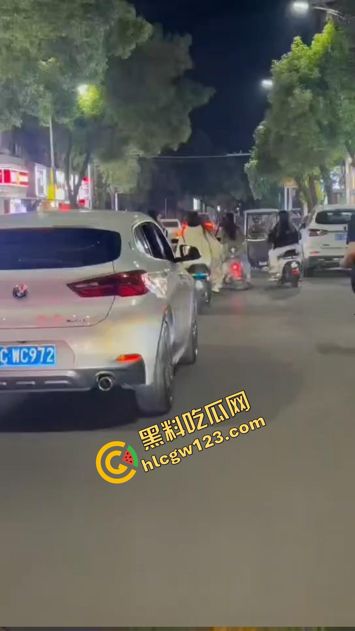 怀远街头精神小妹互砍，是刀刀见骨，电动车上扯头发、拎刀互砍，怀远街头又出发疯姐妹花！-2