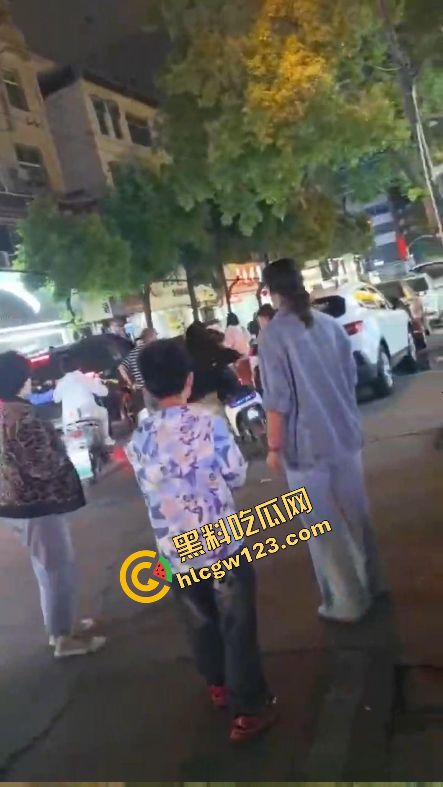 怀远街头精神小妹互砍，是刀刀见骨，电动车上扯头发、拎刀互砍，怀远街头又出发疯姐妹花！-3