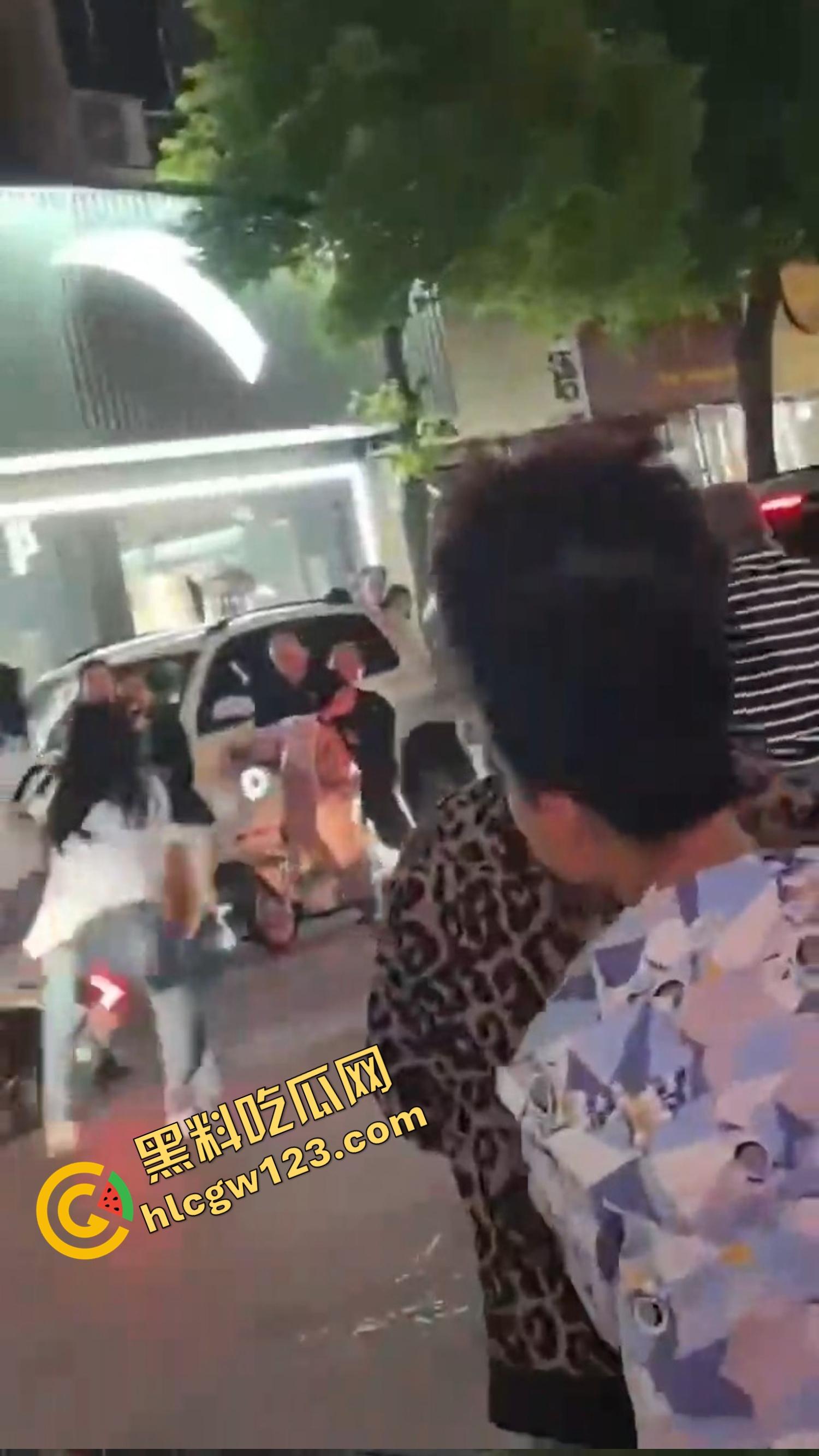 怀远街头精神小妹互砍，是刀刀见骨，电动车上扯头发、拎刀互砍，怀远街头又出发疯姐妹花！-5